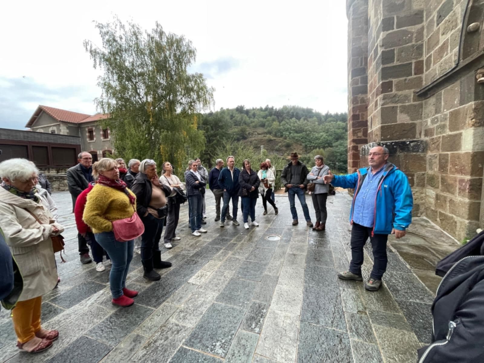 Eric DOT animant une conférence sur la géobiologie et le Feng Shui devant un public