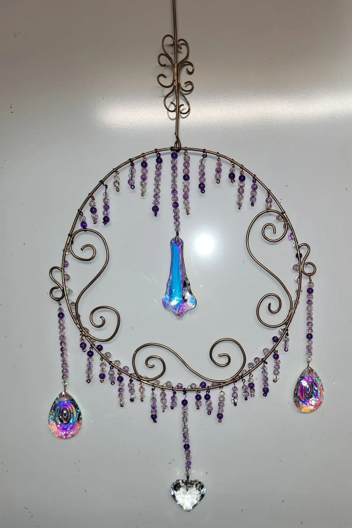 Éclat violet, suspension artisanale en cuivre avec perles violettes et pendentifs irisés